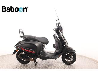 krockskadad bil bromfiets Vespa  Sprint 25KM 2021/10
