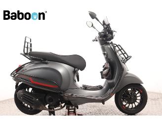 krockskadad bil bromfiets Vespa  Sprint 45KM 2019/5