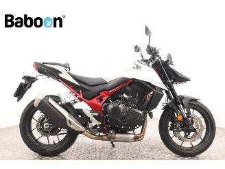 krockskadad bil motor Honda CB 750 Hornet 2025/2