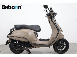 krockskadad bil bromfiets Vespa  Sprint 45KM 2022/6