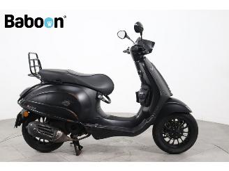 krockskadad bil bromfiets Vespa  Sprint 45KM 2019/2