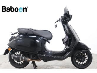 krockskadad bil bromfiets Vespa  Sprint 45KM 2020/2