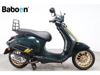 krockskadad bil bromfiets Vespa  Sprint 25KM 2023/4
