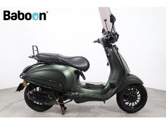krockskadad bil bromfiets Vespa  Sprint 25KM 2018/4