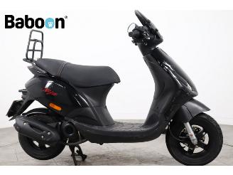 dañado ciclomotor Piaggio  Zip 45KM 2021/5