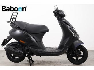 krockskadad bil bromfiets Piaggio  Zip 25KM 2016/2