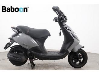 skadebil bromfiets Piaggio  Zip 45KM 2020/11