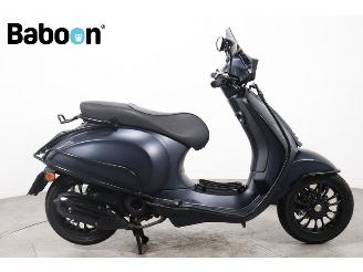 krockskadad bil bromfiets Vespa  Sprint 45KM 2020/2