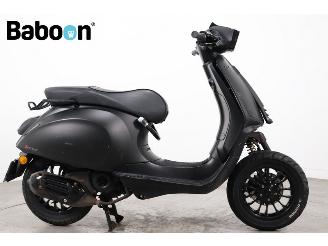 krockskadad bil bromfiets Piaggio  Sprint 45KM 2018/10