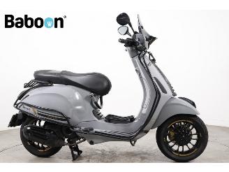 krockskadad bil bromfiets Vespa Sprint 45KM  2019/4
