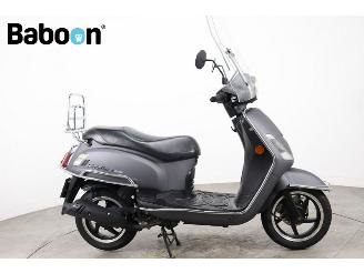 krockskadad bil bromfiets Sym Fiddle II 25KM 2020/5
