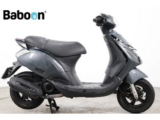 skadebil bromfiets Piaggio  Zip 45KM 2022/12