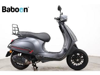 krockskadad bil bromfiets Vespa Sprint 45KM  2020/6