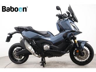 krockskadad bil motor Honda  X-ADV 2021/4
