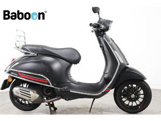 krockskadad bil bromfiets Vespa Sprint 45KM  2022/5