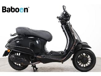 krockskadad bil bromfiets Vespa  Sprint 25KM 2021/9