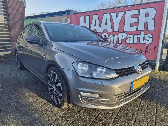 damaged passenger cars Volkswagen Golf 1.0 tsi trendline 2015/12