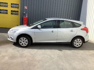 krockskadad bil auto Ford Focus 1.0 Ti-VCT EcoBoost, benzine 2012/6
