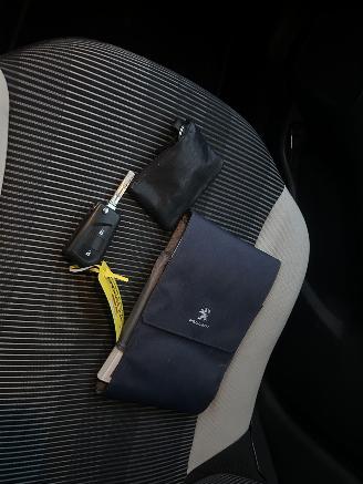 Peugeot 108  picture 13