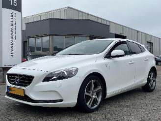 Coche accidentado Volvo V-40 2.0 D4 Kinetic 2015/1