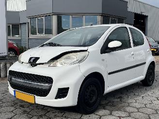 uszkodzony samochody osobowe Peugeot 107 1.0-12V XS 2011/9