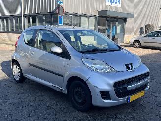 Peugeot 107 1.0-12V Urban Move picture 3