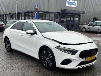 Unfallwagen Mercedes A-klasse 180 Star Edition AUTOMAAT 2024/1