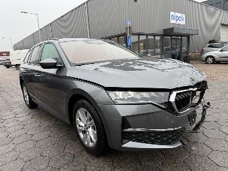 krockskadad bil auto Skoda Octavia Combi 1.5 TSI MHEV Business Edition 2025/2