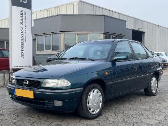 krockskadad bil auto Opel Astra 1.6i Edition 1998/3