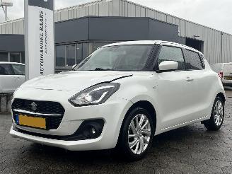 Vaurioauto  passenger cars Suzuki Swift 1.2 Stijl Smart Hybrid 2020/11