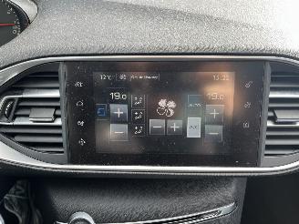 Peugeot 308 SW 1.2 PureTech Blue Lease Executive picture 18