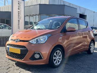 Vaurioauto  passenger cars Hyundai I-10 1.0i i-Motion Comfort Plus 2014/1
