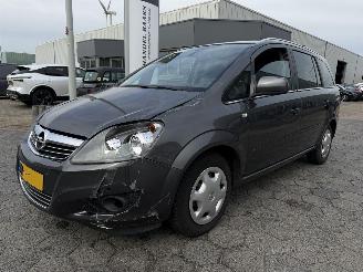 krockskadad bil auto Opel Zafira 7 persoon 1.6 111 years Edition 2012/3