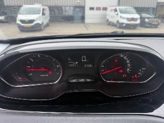 Peugeot 208 1.0 VTi picture 18
