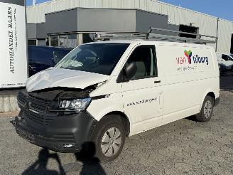 krockskadad bil bedrijf Volkswagen Transporter 2.0 TDI L2H3 28 Comfortline 2022/2