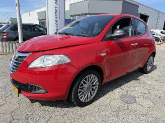 krockskadad bil auto Lancia Ypsilon 0.9 TwinAir Silver 2013/3