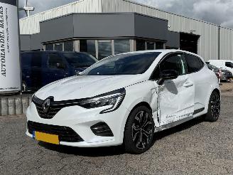 skadebil auto Renault Clio 1.6 E-Tech Hybrid 145 Techno 2022/10