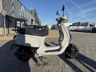krockskadad bil bromfiets GTS  Toscana Pure 2024/10