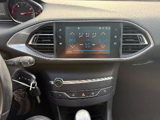 Peugeot 308 SW 1.2 PureTech Blue Lease Executive picture 19