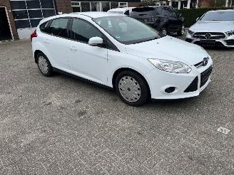 krockskadad bil auto Ford Focus 1.6 TDCI  klima  NAVI 2013/7