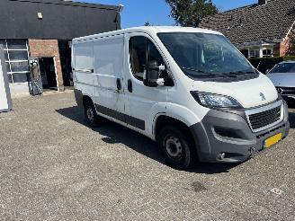 krockskadad bil bedrijf Peugeot Boxer 2.0 HDI  BLEU HDI PREMIUM PACK 2016/12