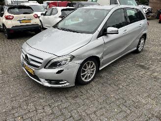 krockskadad bil auto Mercedes B-klasse 180 AMBITION 2013/9
