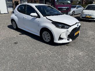 krockskadad bil auto Toyota Yaris 1.5 HYBRID ACTIVE AUTOMAAT. 2022/5