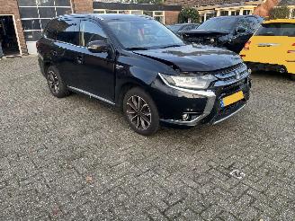 krockskadad bil auto Mitsubishi Outlander 2.0 PHEV Business Edition AUTOMAAT 4x4 2015/11