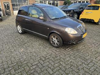 Schadeauto Lancia Ypsilon LIMITED EDITION. 2010/9
