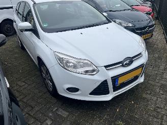 skadebil auto Ford Focus Wagon 1.0 EcoBoost Titanium 2014/1