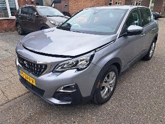 skadebil auto Peugeot 3008 1.2i active automaat 2017/6