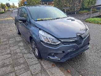 skadebil auto Renault Clio 0.9 TCe limited 2017/12