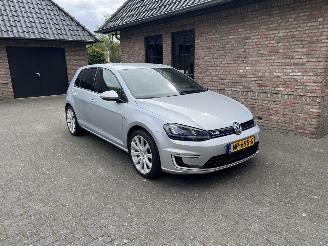 krockskadad bil auto Volkswagen e-Golf ELEKTRISCH NAVI 2015/10