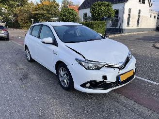 Vaurioauto  passenger cars Toyota Auris 1.8-16V Hybrid Lease 2015/8